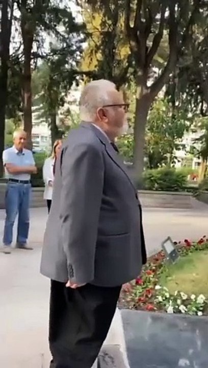 Prof. Dr. Celal Şengör, Zübeyde Hanım'ın anıt mezarını ziyaret etti: "Kıymetli oğlunun bir askeri olarak karşındayım."