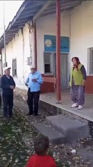 Çocuklar olmayınca köyün yaşlıları Cumhuriyet için şiir okudu