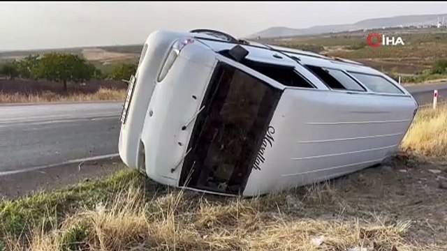 Tarım işçilerini taşıyan minibüs devrildi: 2 yaralı