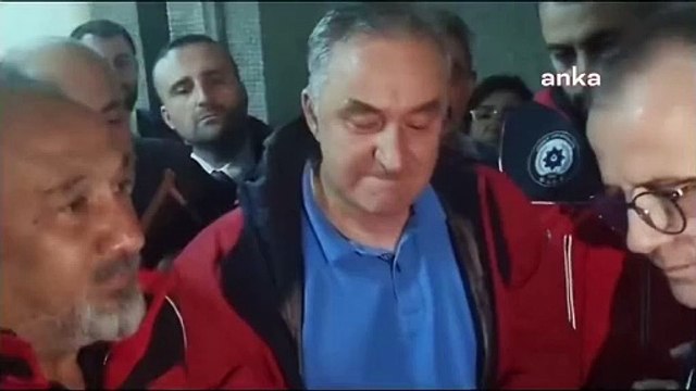 Bugün tutuklanan gazeteci Tolga Şardan kendisine Yalnız değilsin Tolga abi denince gözyaşlarına hakim olamadı