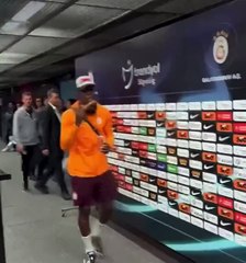 Zaha'nın elindekini gören şaştı kaldı. Sosyal medyada espri konusu oldu