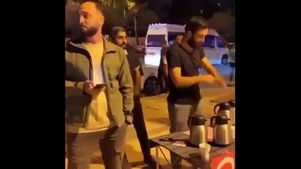 Protesto için Starbucks'ın önünde kahve dağıttılar