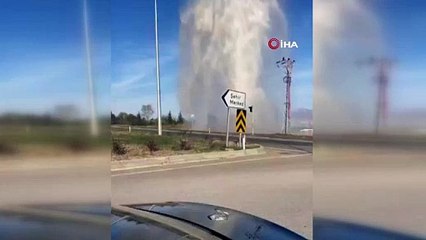 Su borusu patladı, yol şelaleye döndü