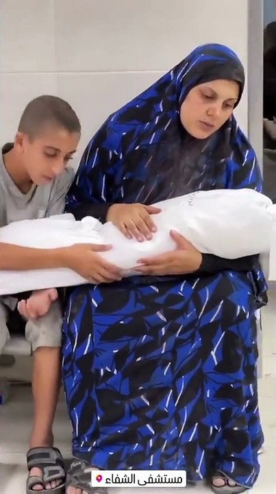 Gazze'de bir anne, kucağında kaybettiği, yanında çocukluğu çalınan yavrusu