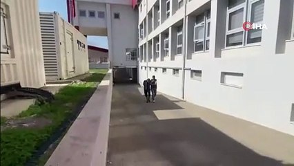 Adana’da sokakta uyuşturucu satan 2 kişi tutuklandı