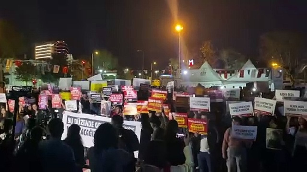İhmal sebebiyle KYK yurdunda hayatını kaybeden Zeren Ertaş için toplanan gençler: "Öğrencinin katili saray rejimi"