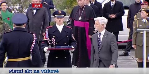 Cumhurbaşkanı askerin kafasına direkle vurdu. Darbeyle sarsılan asker bir öne bir arkaya gitti