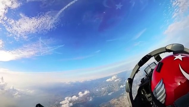 Eşsiz gösterinin kokpit içi görüntüleri. Türk Yıldızları 100.Yılda böyle uçtu