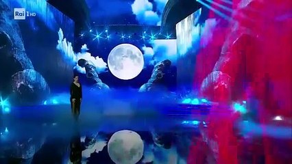 Wanda Nara'nın derin dekolteli siyah elbisesiyle dansı nefes kesti. Sarmaş dolaş oldu