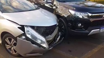 Honda City e S10 se envolvem em colisão no Centro