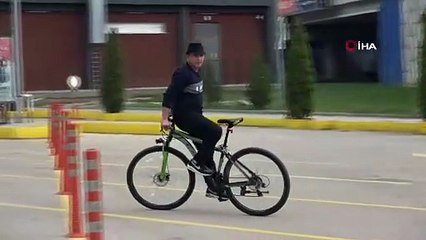 Hayatında her şey ters gidince bisikleti de ters sürmeye başladı