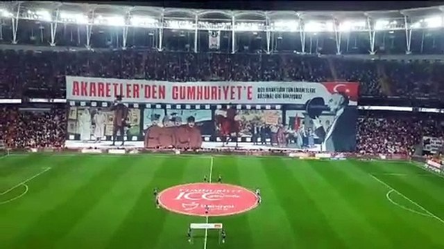 Beşiktaş taraftarından Atatürklü koreografi: Akaretler'den Cumhuriyet'e