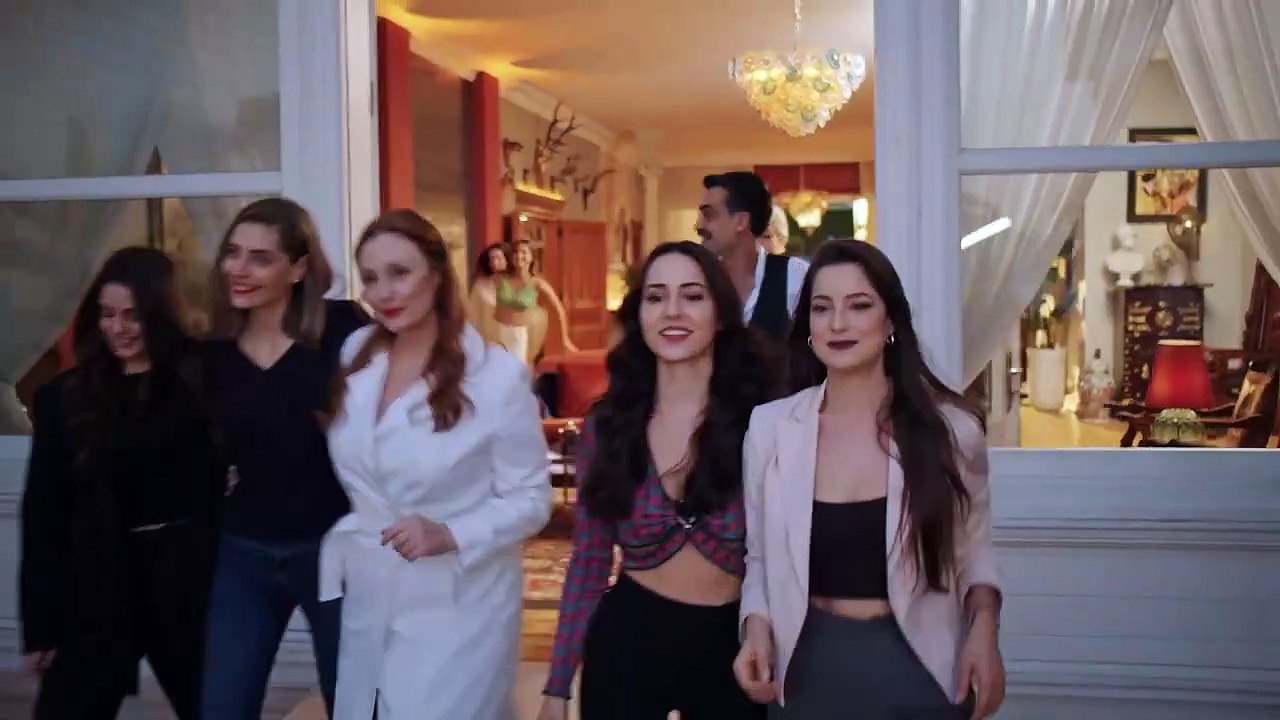 Yalı Çapkını'ndan tüyleri diken diken eden 100. yıl kutlaması. "Cumhuriyet çok yaşa"