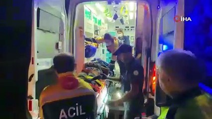 Bariyerlere çarpan otomobil hurdaya döndü: 3 yaralı