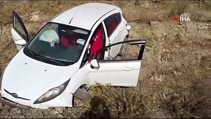 Mıcır nedeniyle yolda kayan otomobil şarampole devrildi: 2 yaralı