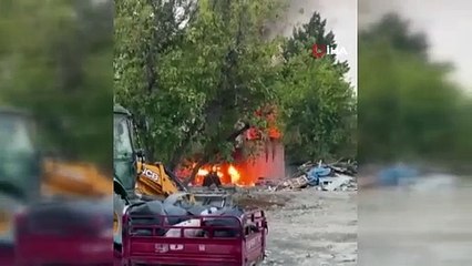 Beyoğlu'nda inşaat malzemelerinin bulunduğu kulübe yandı