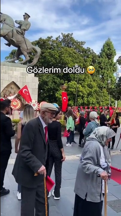 Yaşlı çift Cumhuriyet kutlamasında: Bir elinde baston bir elinde Türk bayrağı...