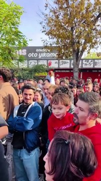 Küçük çocuğun okuduğu andımız Cumhuriyet bayramı kutlamalarına damga vurdu. Binlerce kişi eşlik etti