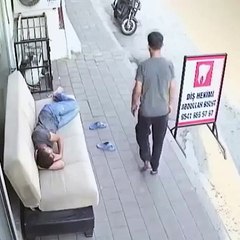 Adana'da bir kişiye uyurken otomobil çarptı