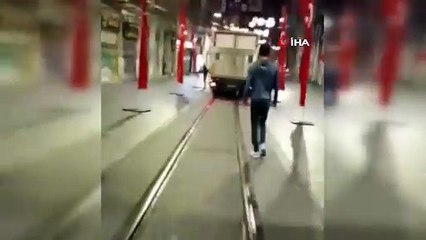 Gülerek Türk bayraklarını devirip üstüne bastı