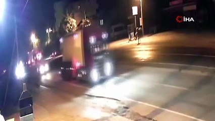 İki aracın kafa kafaya çarpışması anbean görüntülendi