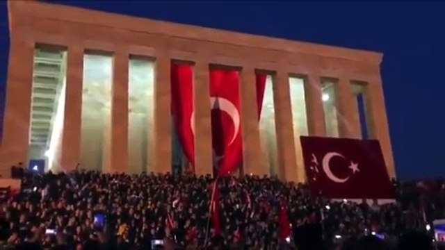 Binler Anıtkabir'de Ata'nın huzurunda: Varlığım Türk Varlığına Armağan Olsun!