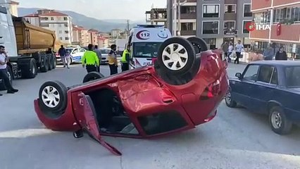 Çarpışan otomobillerden biri ters döndü: 2 yaralı