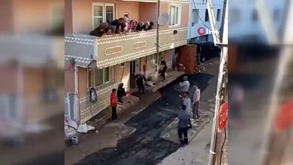 Bursa'da ilginç bir gelin alma adeti: Yangın tüpü ve boyalarla karşılandılar