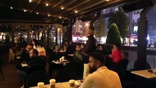 İsrail'e destek verdiği için boykot edilen Starbucks'a gidip kahve içenlere boykot çağrısı yaptılar