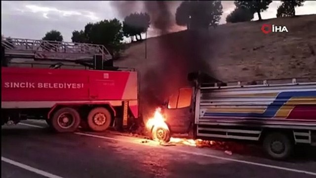 Seyir halindeyken yanmaya başladı. Alev topuna dönen kamyonetten son anda kurtuldular