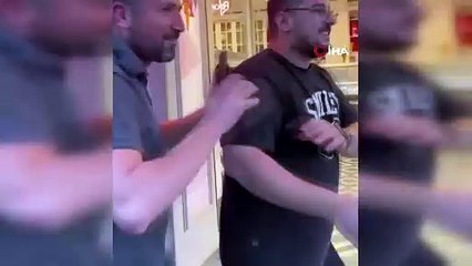 Taksim’in ortasında ‘Koca arıyorum’ diye pankart açtı