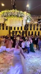 Gelinin çiçeğini yakalamak için küçük çocukla verdiği mücadele tepki topladı