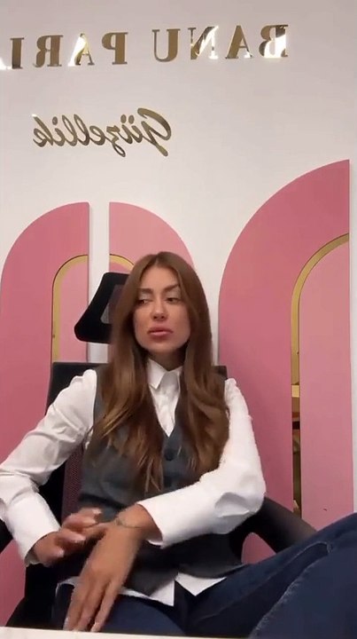 Banu Parlak'ın sağa sola bakarak ilginç mimiklerle çektiği video sosyal medyada gündem oldu