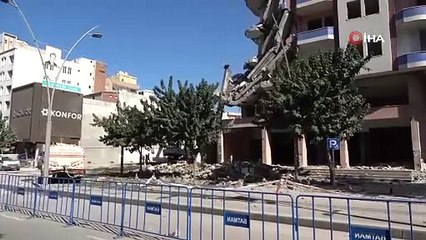Depremde ağır hasar alan binalar yıkılmaya devam ediyor