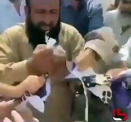 Pakistan’da düzenlenen protestolarda, İsrail bayrağını hapur hupur yediler
