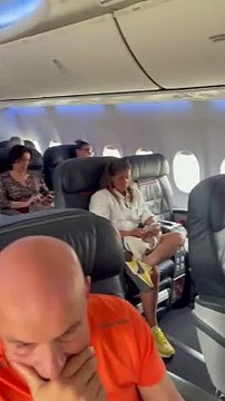 Şahika Ercümen'e pilottan kutlama anonsu. Rekortmen sporcu uçakta duygu dolu anlar yaşadı