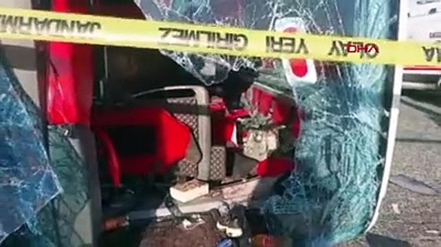 Kararsız sürücü otobüs devirdi. Sürüklenen yolcu dolu otobüs 2 aracın arasına girdi