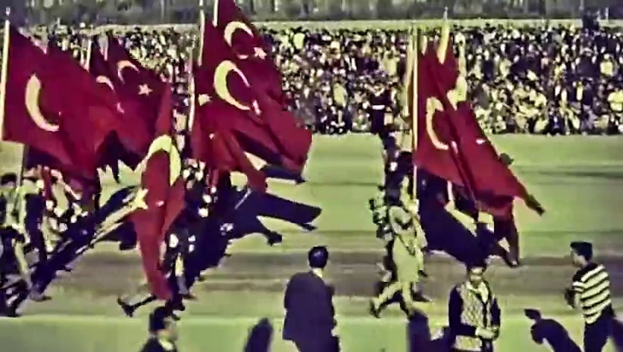 Azerbaycan Türkü Turan Manafzade'den muhteşem 100. yıl marşı. Cumhuriyet’in 100. yılı için bestelediği marş 10. yıl marşı kadar beğenildi