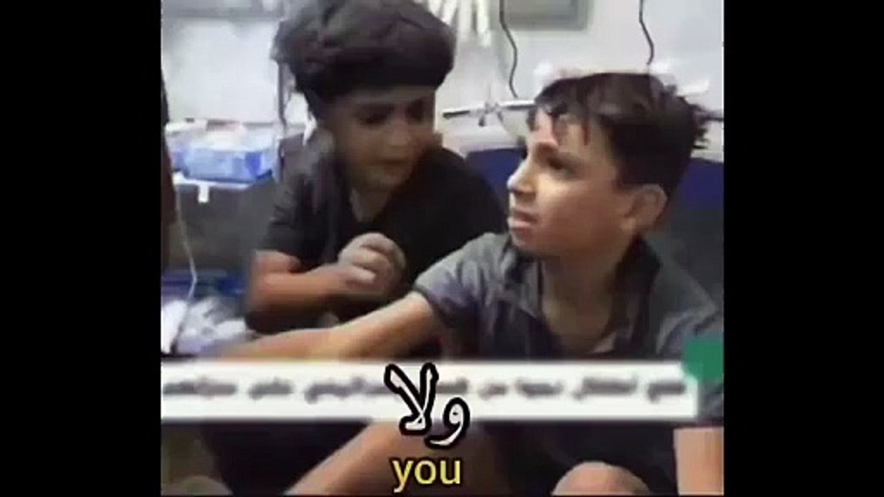 Gazze'de ailesi bulunamayan küçük çocuğu yine küçük bir çocuk sakinleştirdi: "İyiler, ambulansta gördüm onları."