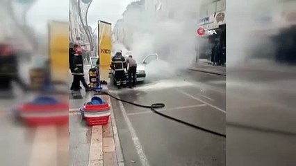 Park halindeki otomobil alev alev yandı