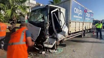 Antalya’da 4 araç birbirine girdi. Trafik felç oldu