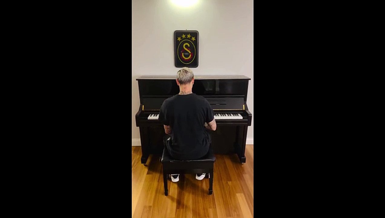Mauro Icardi'den piyano başında "Aşkın Olayım" performansı