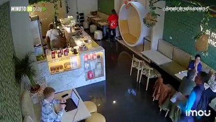 La vio fácil Vendedor informal le robo a un extranjero en un restaurante de Bogotá