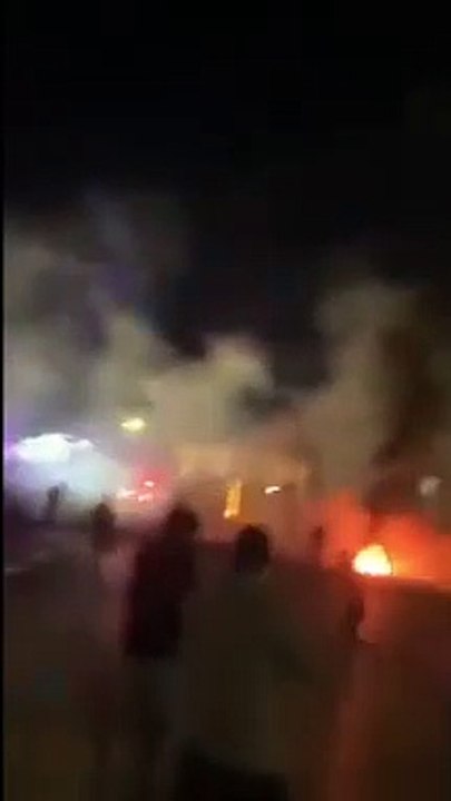 Ürdünlüler İsrail Büyükelçiliği'ne saldırıyor