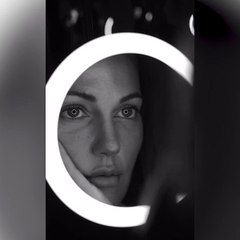 Meryem Üzerli'nin üstsüz pozu olay oldu. Ünlü fotoğrafçıya modellik yaptı