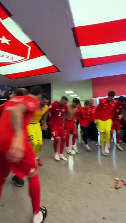 Kızlar 'Erik dalı' ile nazik kutlama yapıyor. E...