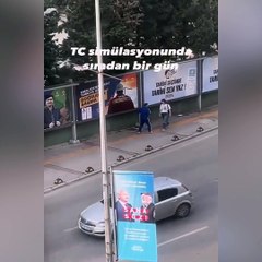 Sevgilisi ile kavga eden erkek billboarda kafa attı