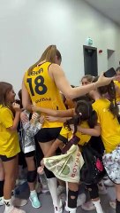 ​​​​​​Zehra Güneş'i gören minikler etrafını sardı