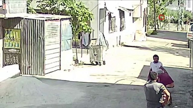 Torun babaannesini fırçayla dövüp yerlerde sürükledi. Dede de dayağı yedi