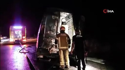 Motor kısmından çıkan yangın kargo aracını kullanılamaz hale getirdi